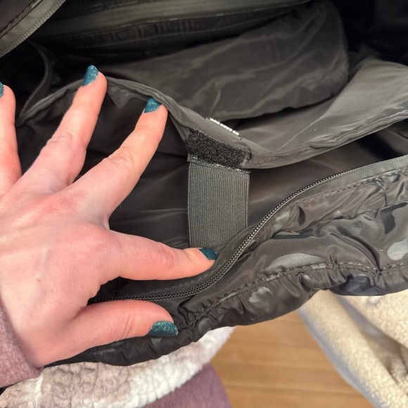 Go Dash Dot Black Quilted Camo Duffel Gym Bag Travel Tote w/ Removable Pouch - Picture 10 of 11